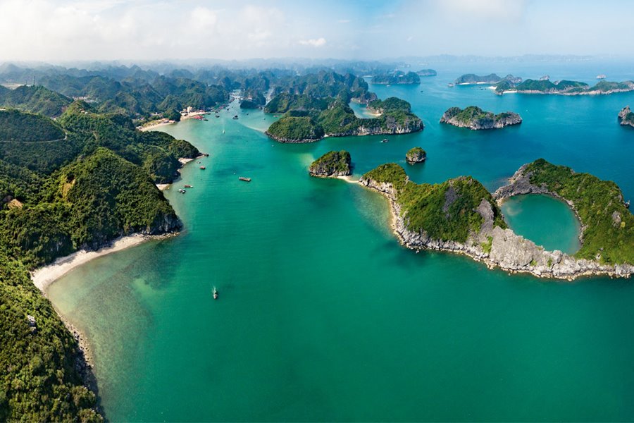 Lan Ha bay – Ha Long bay – Dark & Light cave - Viet Hai village – Cycling - Kayaking – Snorkeling
