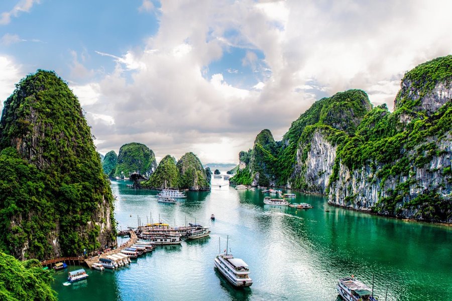 Ha Long bay overview